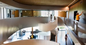 Institut_quantique_coeur_du_batiment_où_la science_se_fait_quotidiennement_dans_les corridors