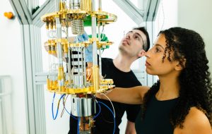Institut_quantique_deux_étudiants_qui_prépare_une_expérimentation